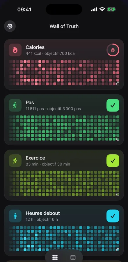 Écran d’accueil de Wall of Truth en mode sombre : calories, pas, exercice et heures debout en cartes de chaleur, une case par jour.