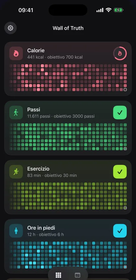 Schermata Home di Wall of Truth in modalità scura: calorie, passi, allenamento e ore in piedi come mappe di calore, un quadrato per giorno.